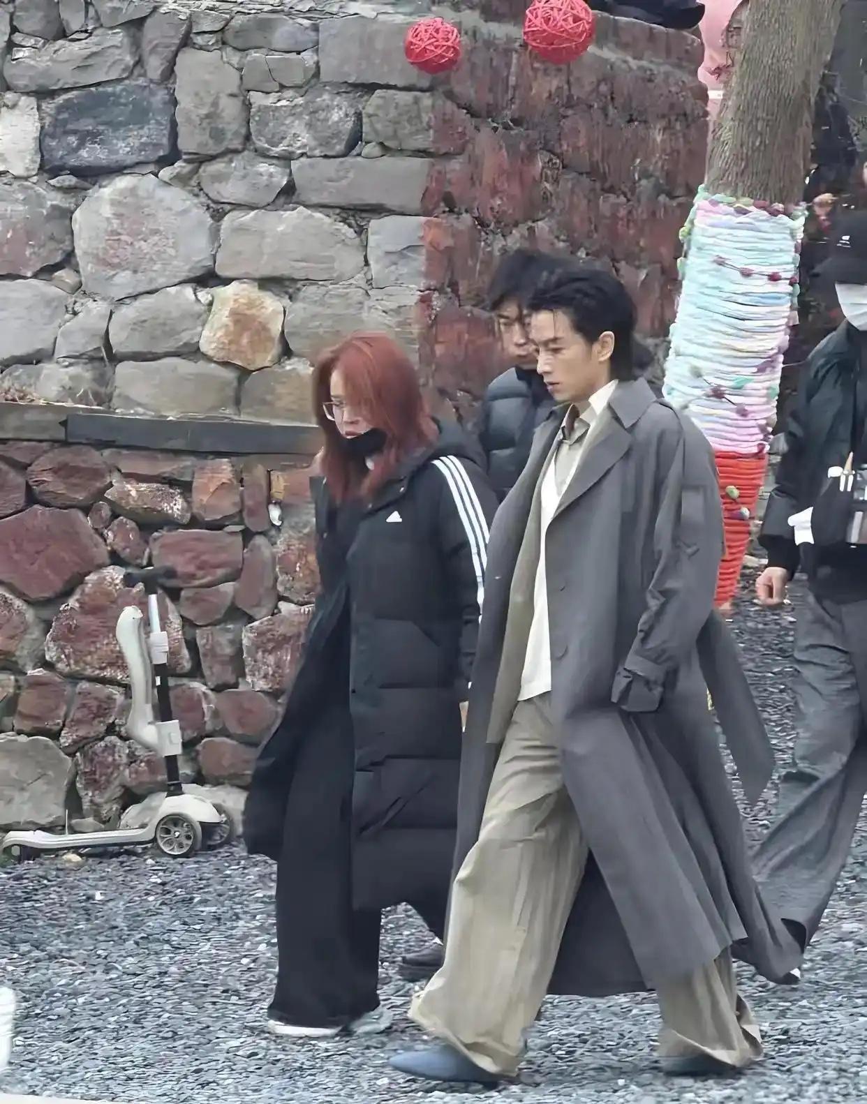 从阳光小生到深沉帝王，陈晓为角色暴瘦20斤诠释嬴政的孤绝感，狼尾发型下的清冷身影