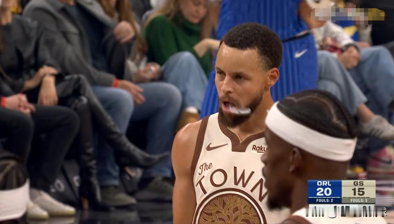 勇士当家球星库里真是一个浪投王！在今天勇士主场迎战魔术的比赛中，目前双方的第一节