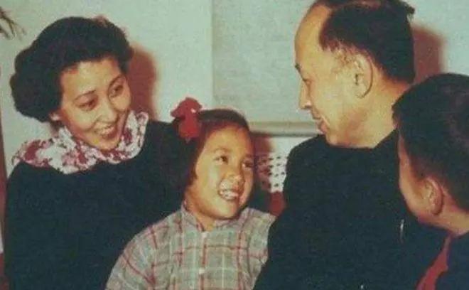 1962年3月21日，酒泉发射场的风沙突然停了。导弹点火升空的瞬间，所有人都