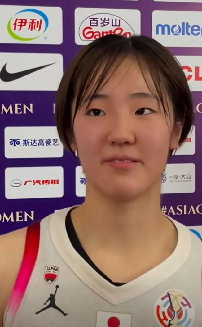 一场比赛，让日本女篮的后卫田中心获粉无数。年仅19岁，身高1米72，长相甜美