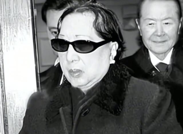 民国四大家族跑到美国，断子绝孙、一个比一个惨，从中国贪来的钱全打了水漂。蒋宋