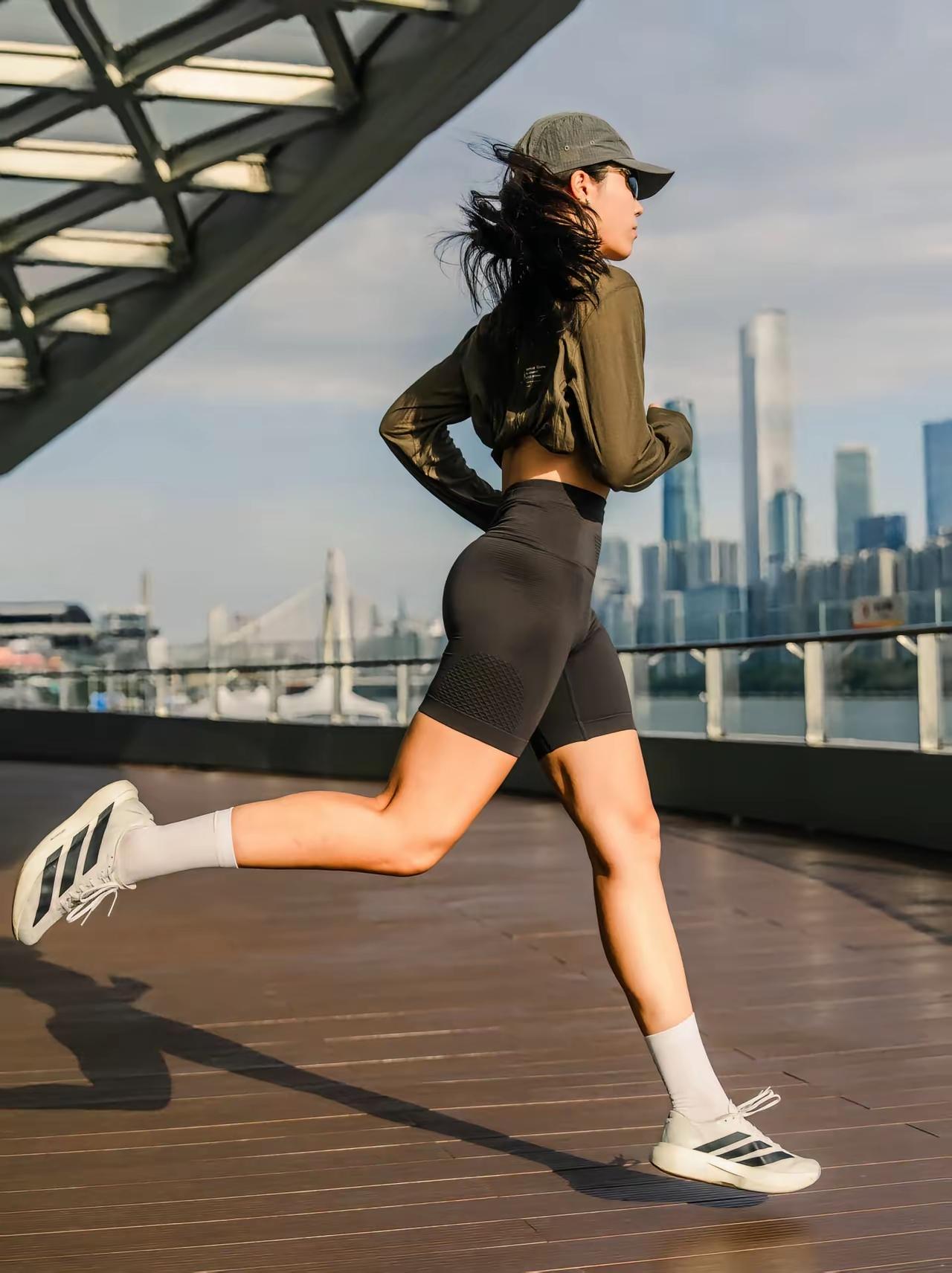 为什么爱健身的美女都喜欢穿紧身裤训练的时候，紧身衣服会非常的干净利落。因为健美需