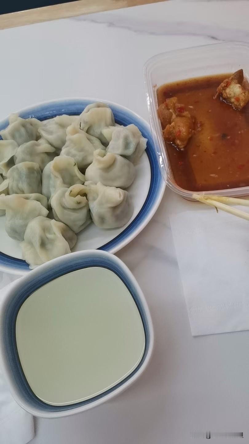 今天晚上和师傅们下班去吃了饺子，好长时间没有吃饺子真的挺香的，师傅们都吃的汤饺，