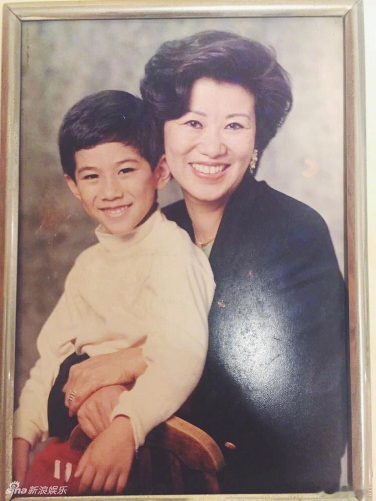 李治廷的妈妈长得美丽大气，难怪生得他那么帅气，他长得挺像妈妈的。