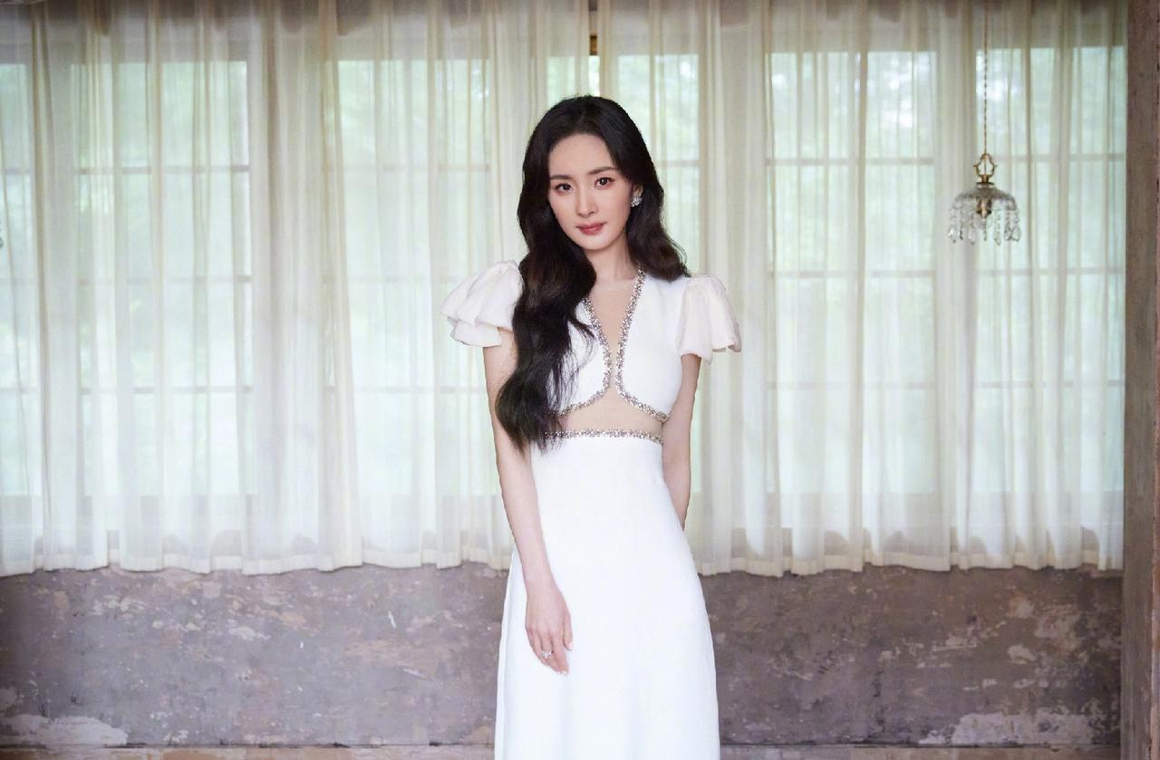杨幂这组写真太戳人！宛若庄园里走出来的公主🎀氛围感直接拉满，优雅精致的造