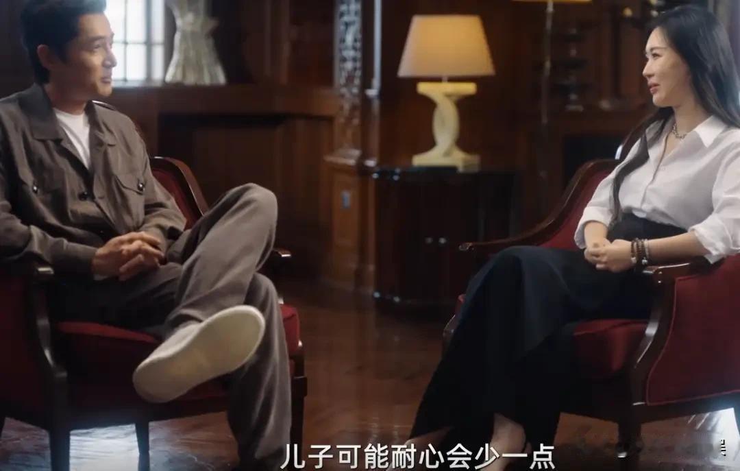 胡歌接受专访，罕见提起儿女看得出来有了孩子后，胡歌的变化还是很大的，以前眉宇之