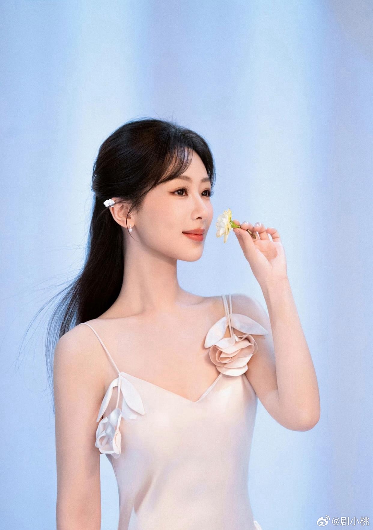 1.肖战私下生活蛮自律的，特别注重身材管理。2.杨紫拿下白玉兰视后，有了各方面都