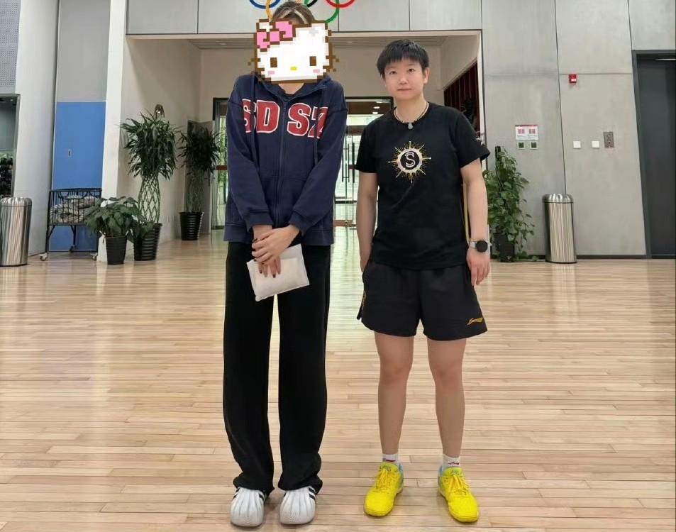 想孙颖莎的和不想孙颖莎都不约而同沉默了看到孙颖莎最新的合照，我只想说，这