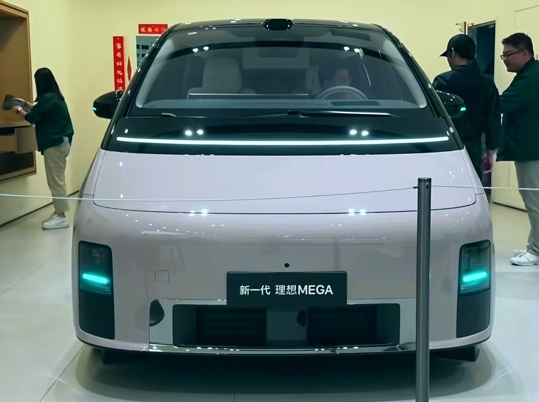 李想MEGA直降5万配4激光雷达，50万级MPV还看传统方盒子？昨天发布会刚散场，我就直奔理想门店看