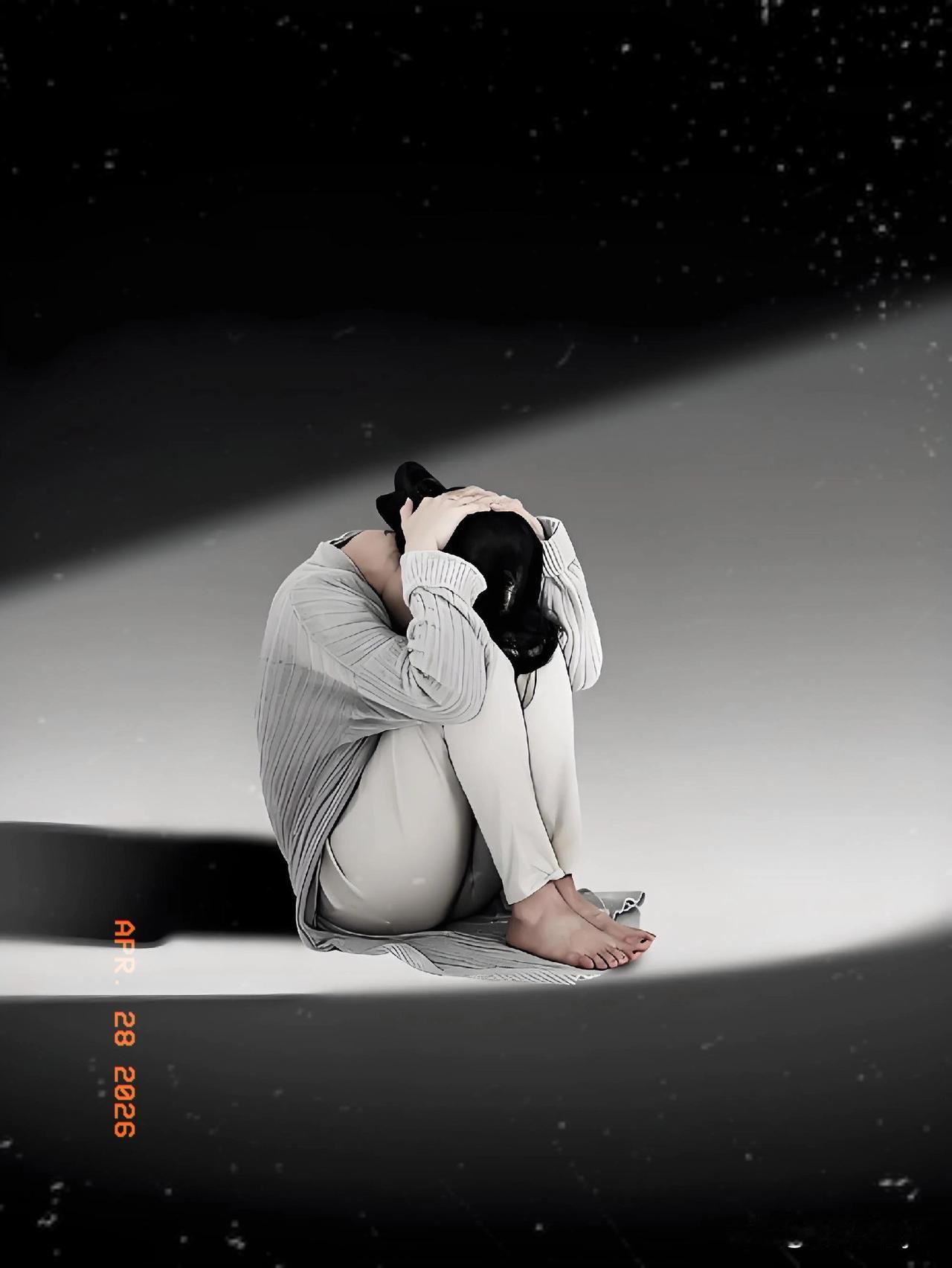 这就是抑郁！“8没”现象供你自测：1.没情绪：觉得前景黯淡，生活无望，甚