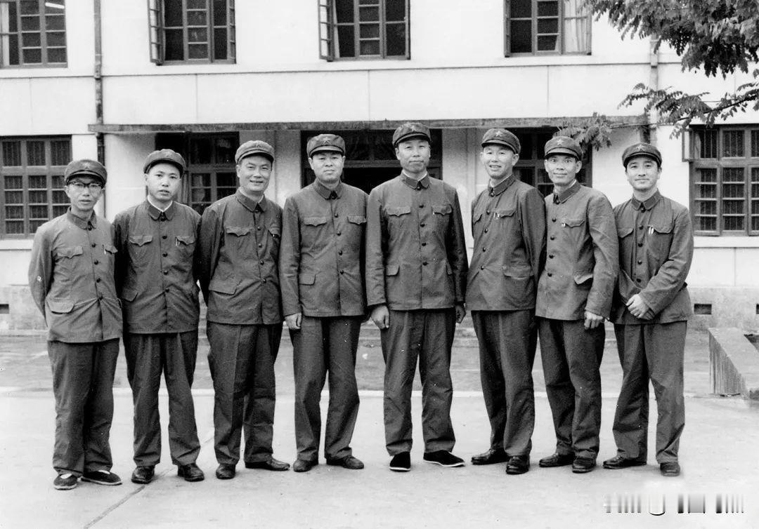 老山轮战，十几个师轮番上阵，参战的师长们大多后来官拜将军。唯独有一个人，仗打
