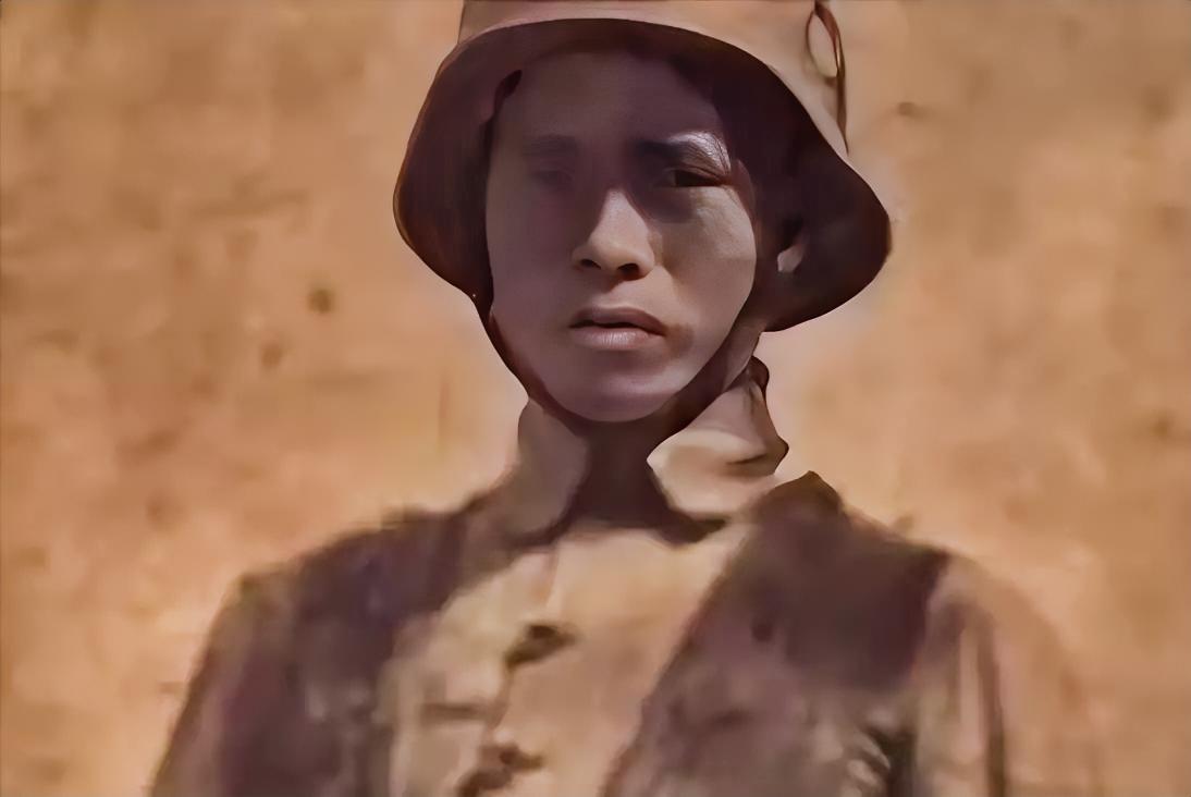 1939年，机枪手曹锡拉响12枚手榴弹。爆炸声中，大批日军倒下。他摸向腰间，手榴