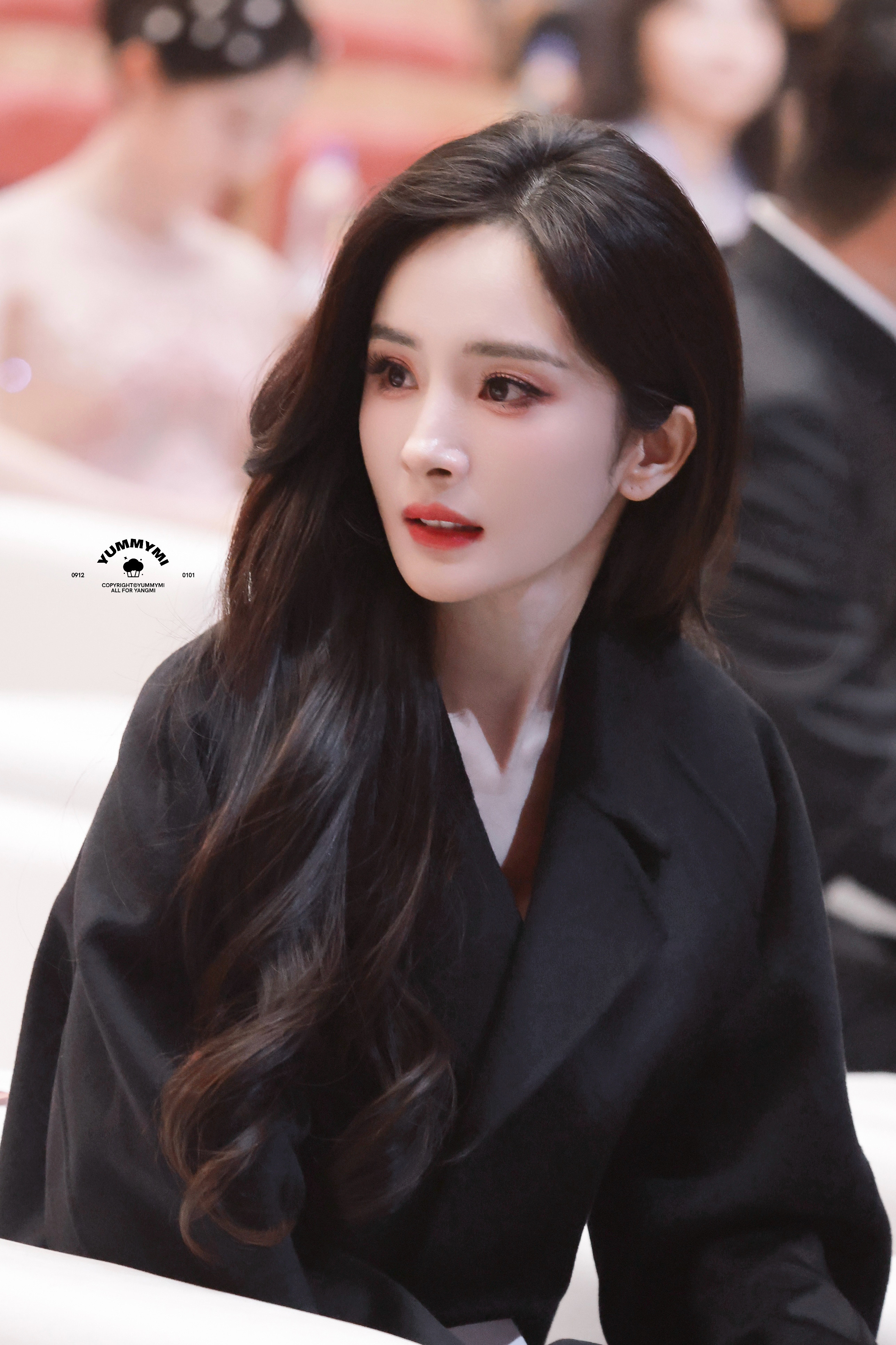 近期某些粉丝群体对杨幂进行的有组织造谣抹黑、严重诽谤已经触犯刑法，应该严厉打击，