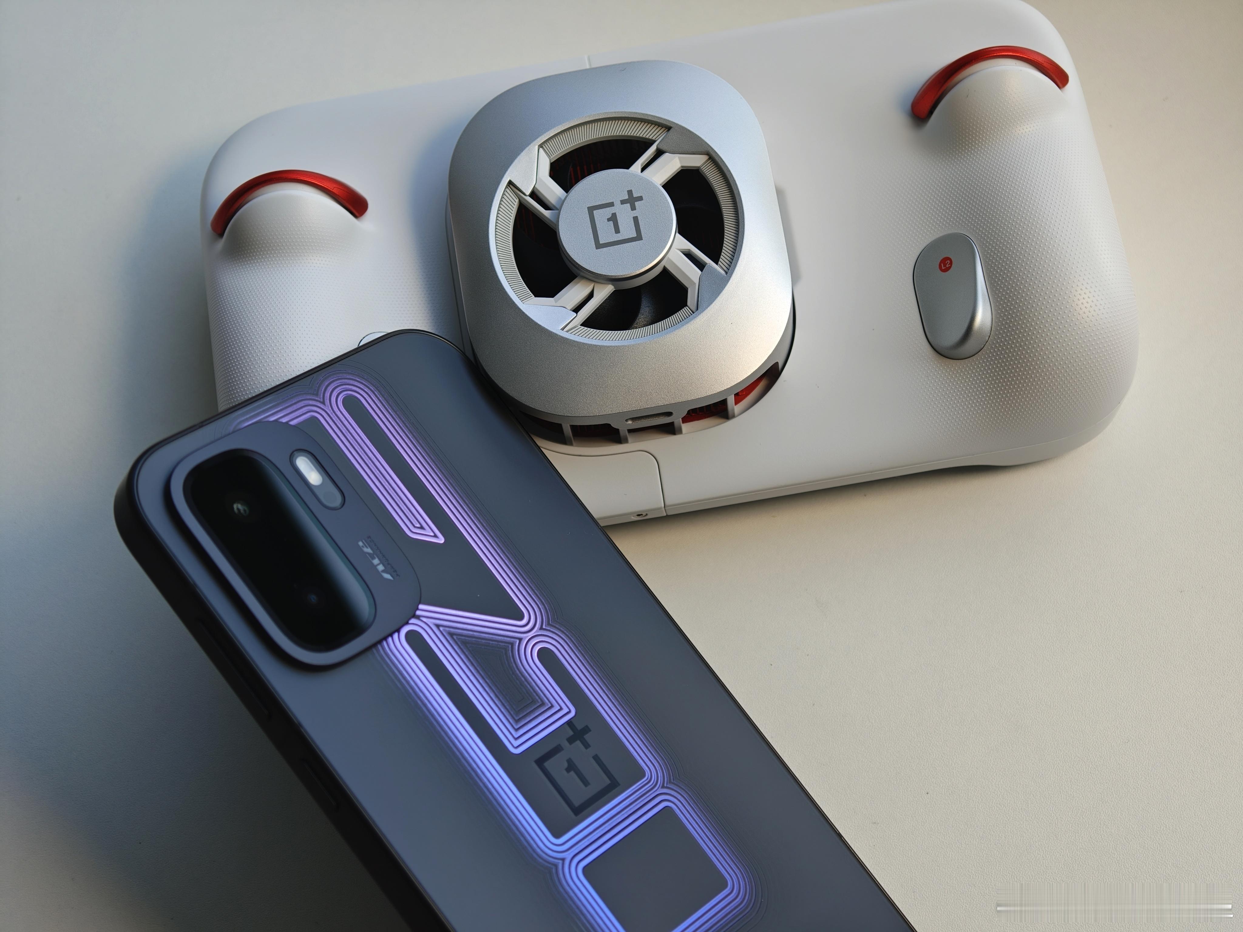 拿到Ace6至尊版的那一刻就迫不及待的玩起来了，玩的太爽就一直还没来得及拍开箱