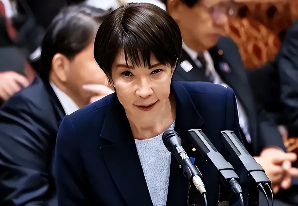 谁能想到，日本宪政史上首位女首相高市早苗，会在短短两个月内就从云端跌落泥潭。刚上