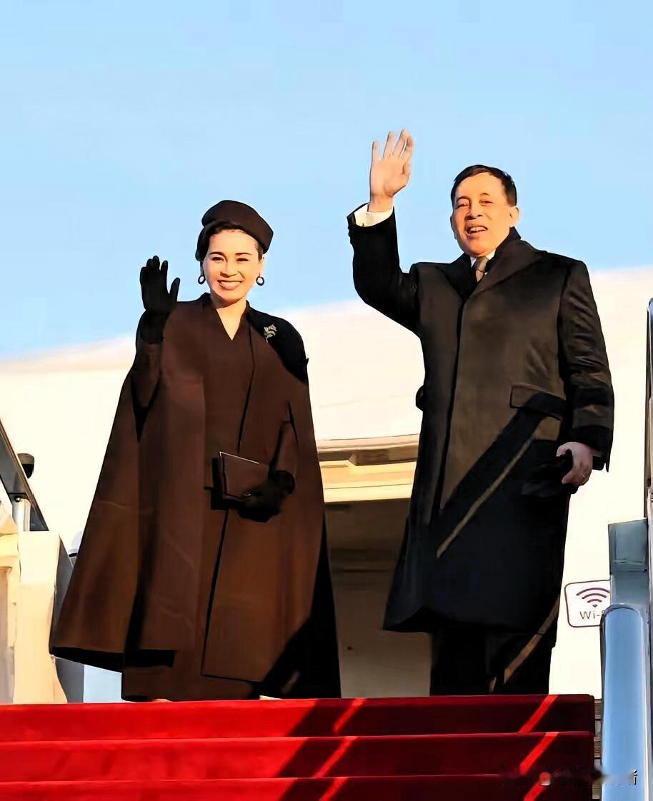 泰王夫妇返程笑得很开心。苏提达北京之行美上热搜。但谁能想到。这位风光王后的