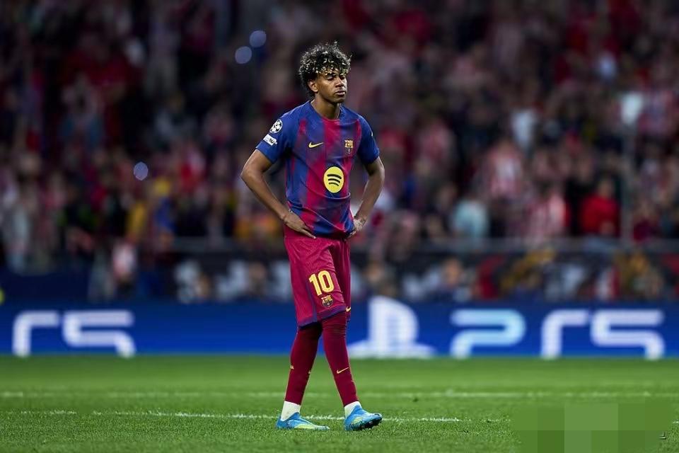 巴萨冤枉啊……！如果说巴萨两回合两张红牌是活该，但是他们也有应得的点球没有判啊…