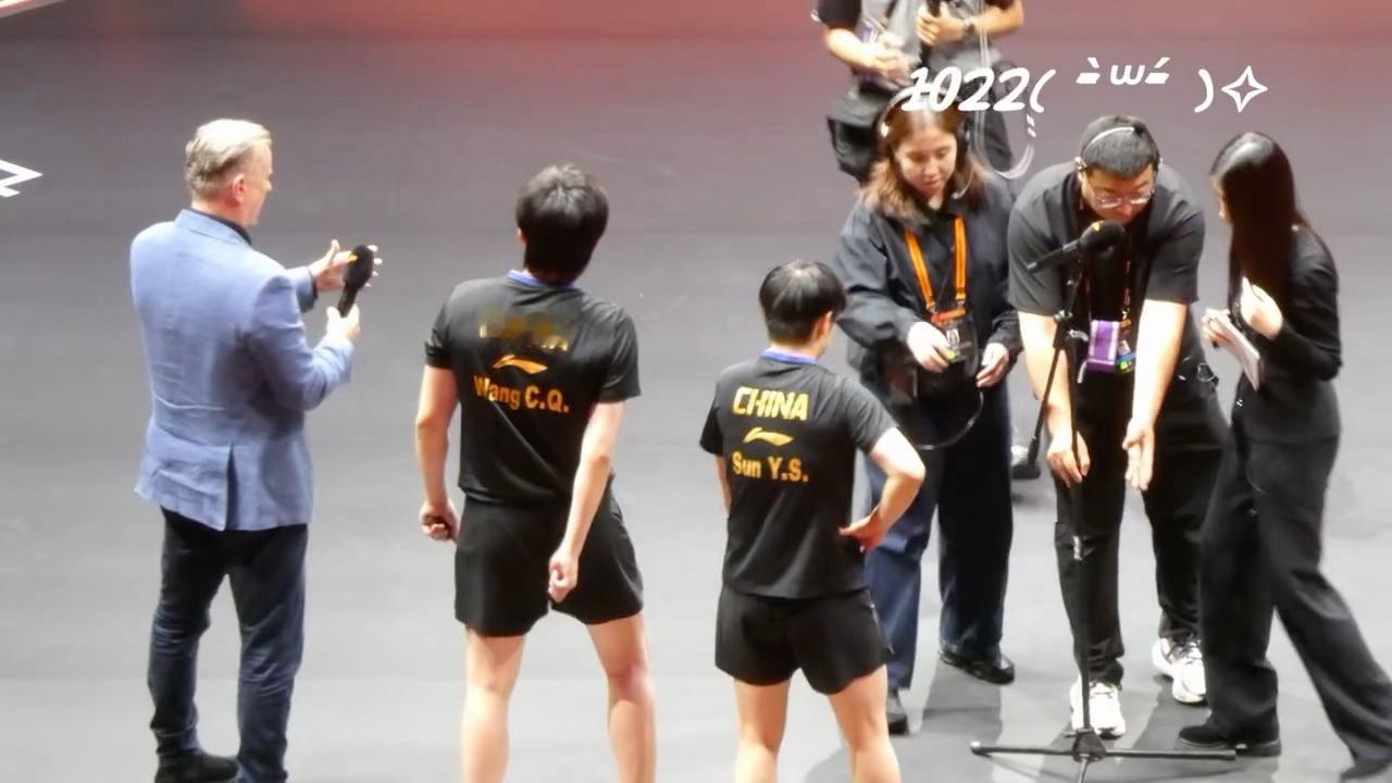 扯完苦茶子叉腰同频晃动