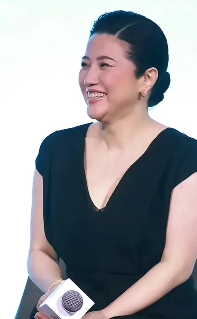 52岁颜丙燕，脸上没纹，心里有戏。她不靠滤镜活成女神，靠的是镜头前一滴泪，能让