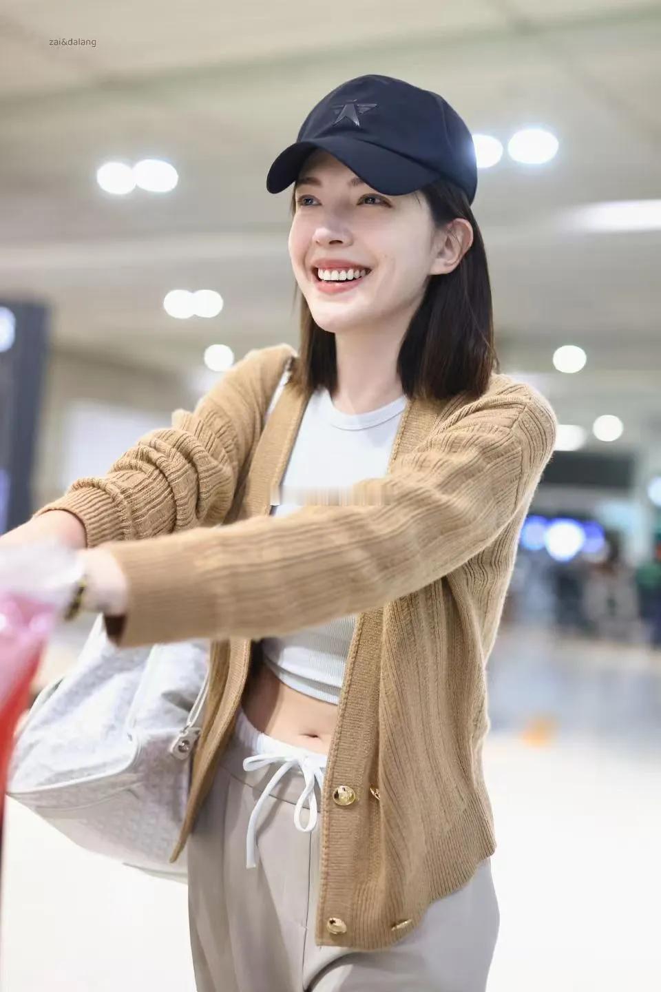 许玮甯当妈后状态越来越年轻啦！穿件驼色开衫配短白T和阔腿裤，时髦又减龄，还透着高