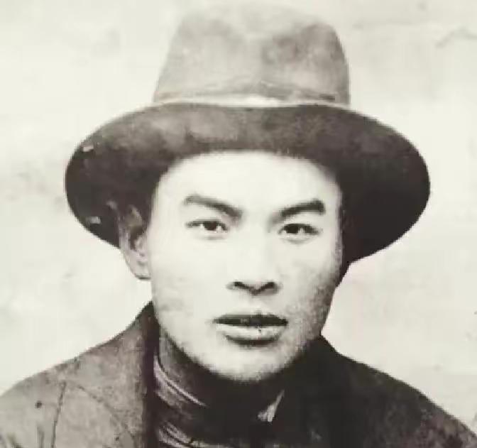 1940年，地下党崔景岳被捕后，密信落入敌人手中，但密信是一张白纸，什么都没有。