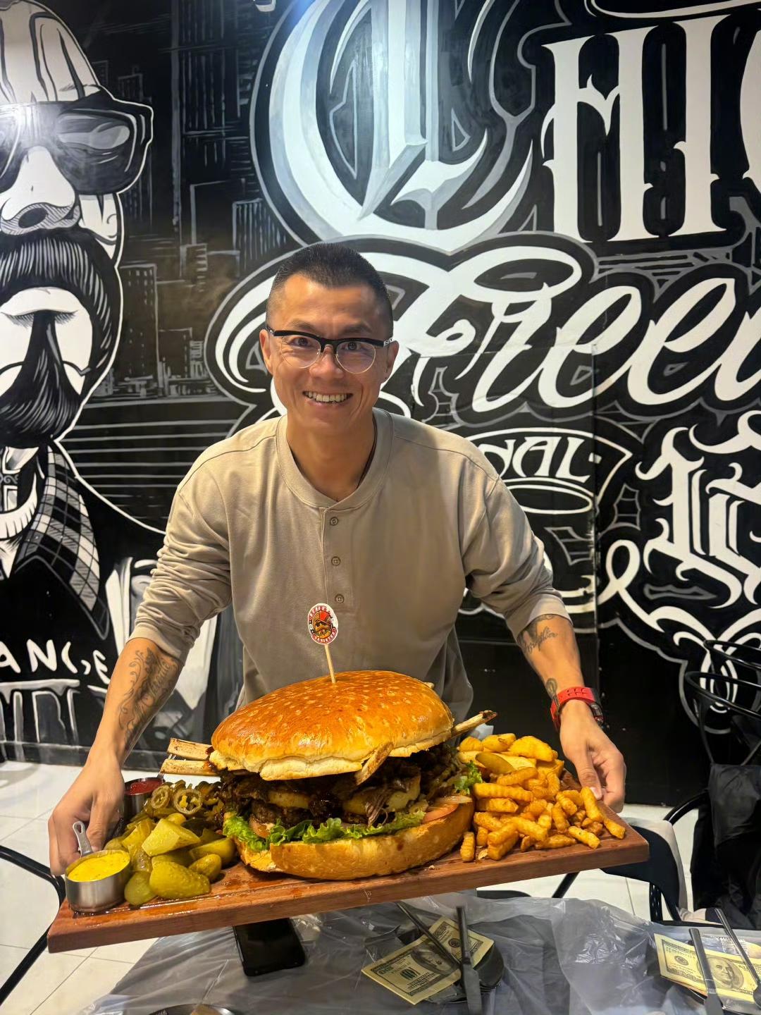 陈震：这你受得了吗？这么大一份汉堡薯条，真的是超越了一般食物的非常多倍。很好