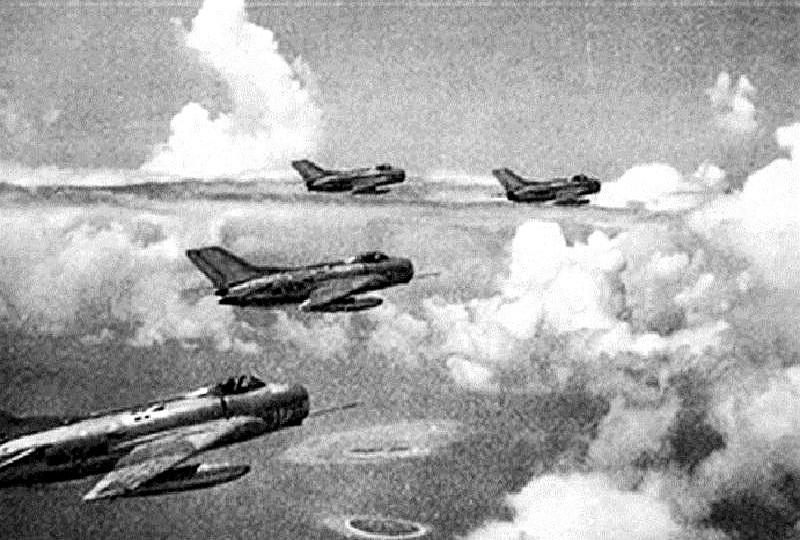 1971年，我国投掷第一颗实战氢弹，飞行员杨国祥按下了投弹电钮，但没想到，氢弹竟