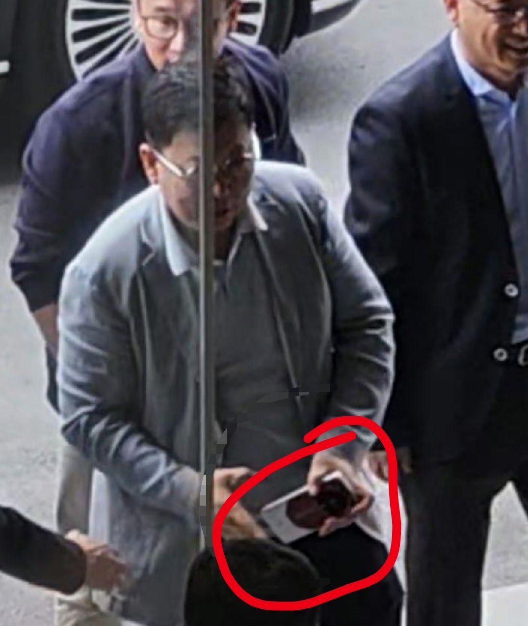 好家伙，就这么水灵灵的被余总拿出来了哈[滑稽笑][滑稽笑][滑稽笑]不用我说这是哪款机型了吧？这设计