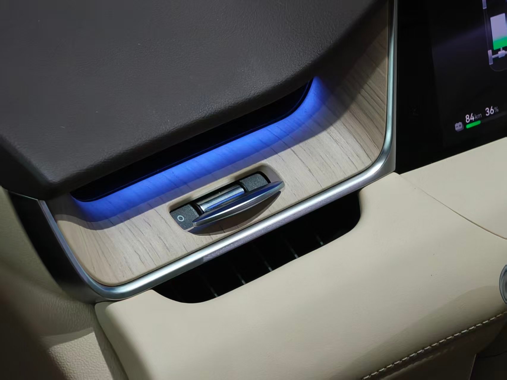 尚界H5这个出风口做的蛮精致的，淡淡的氛围灯光打在木饰板上，摸一下上面还是凹凸不