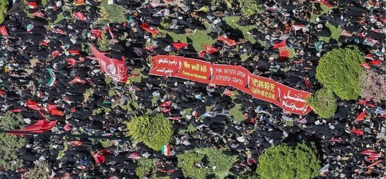 伊朗这是要在向全世界展示怒火，打出了让全世界都能听得懂，看得懂的标语，连咱们的中
