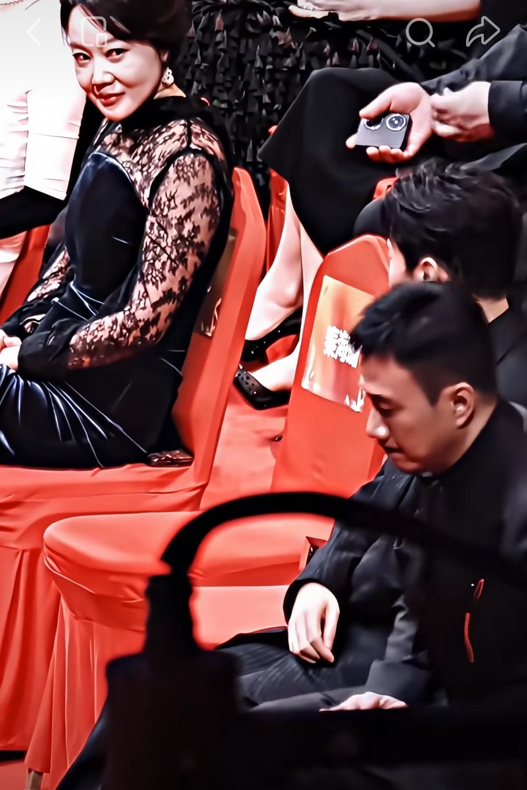 闫妮老师莫名其妙的盯着于和伟老师看着，把于老师都看害羞了，换做其他人会感觉莫名其