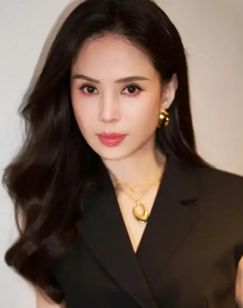 一次，鲁豫问李若彤：“你为啥给郭应泉还了2个亿，还被分手？”台下观众啊出声，本
