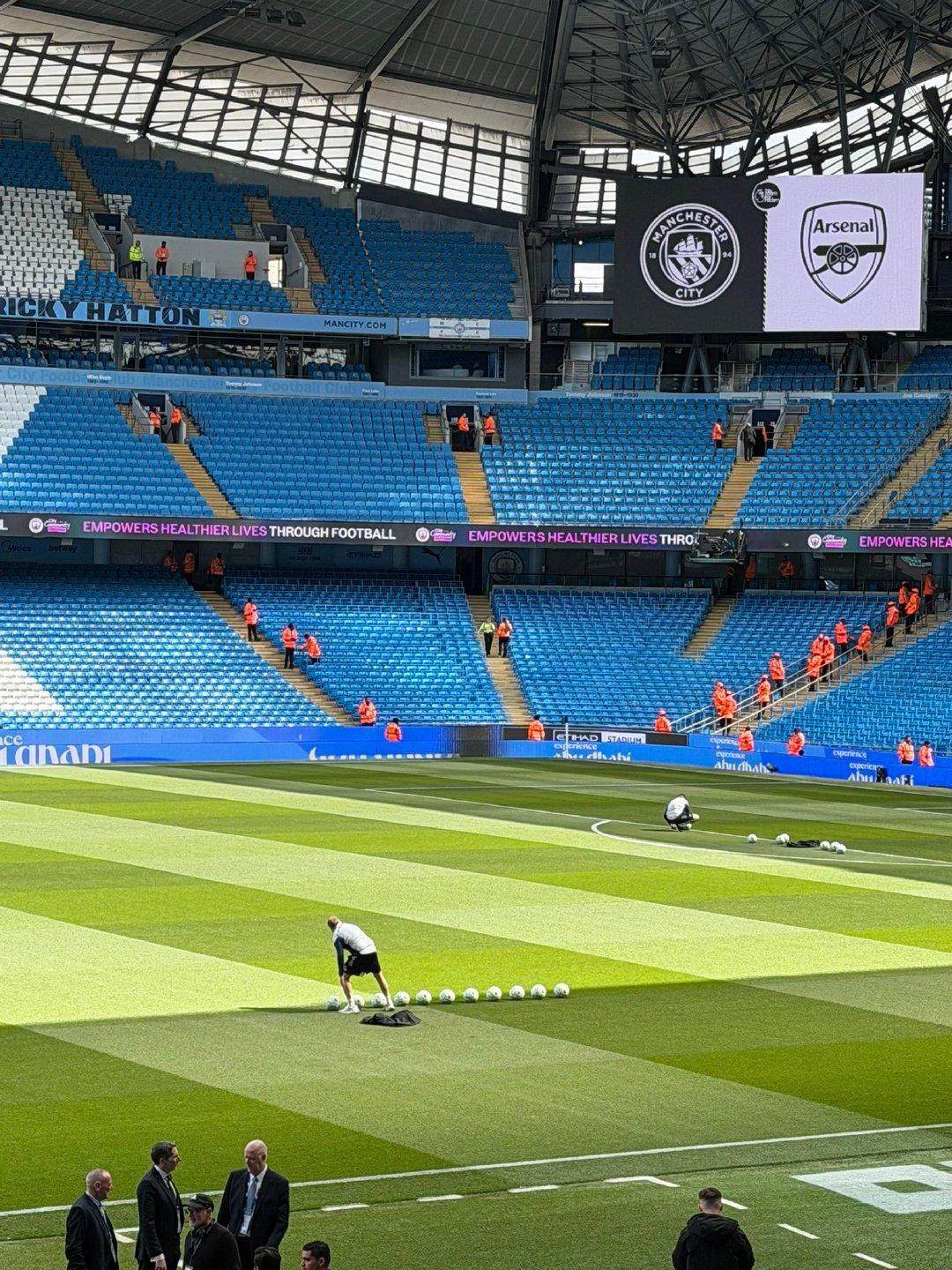 阿森纳工作人员在伊蒂哈德球场为赛前热身摆放足球。曼城vs阿森纳英超联赛马上见