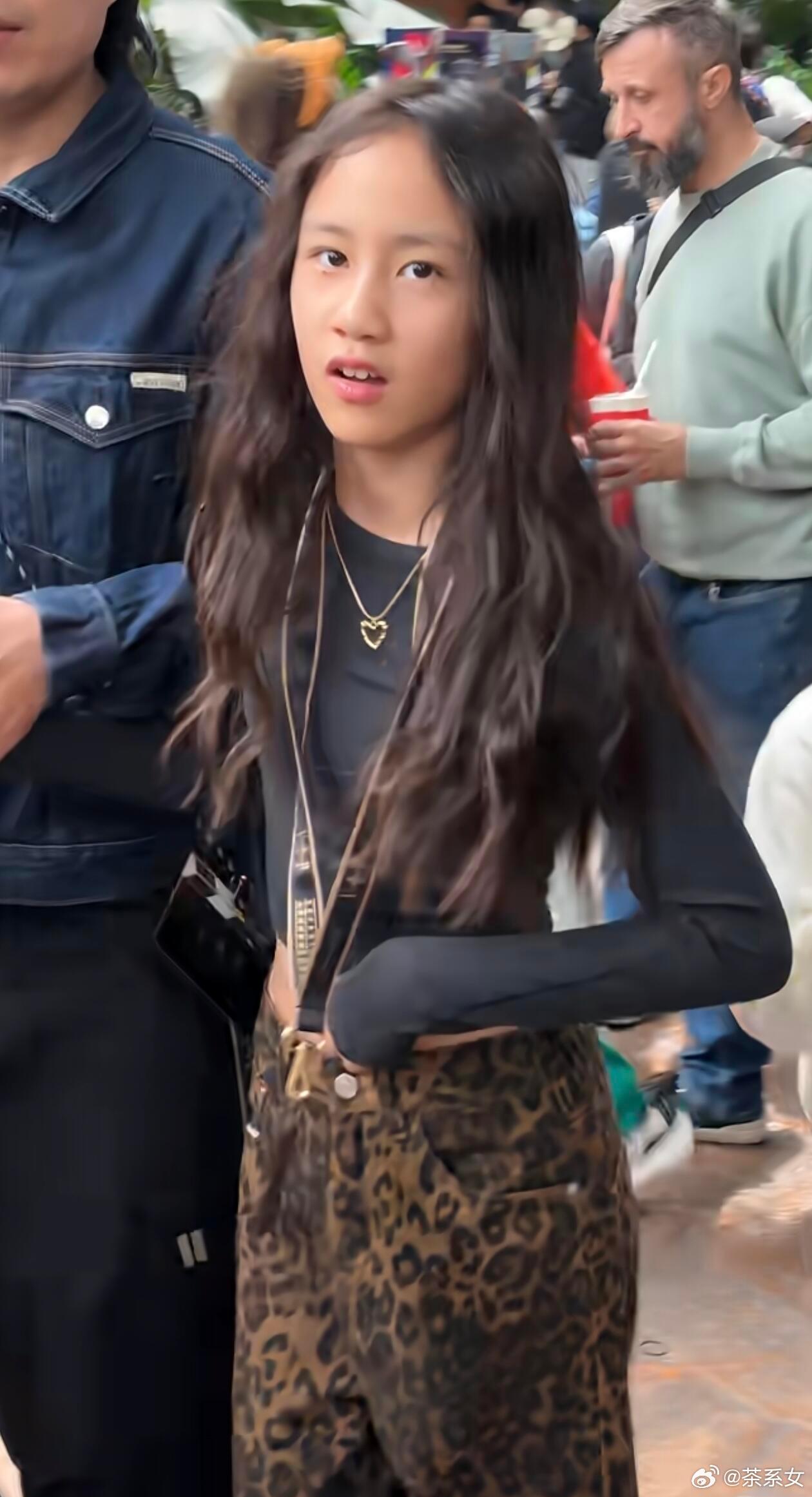 黄多多妹妹黄少艾才13岁，也是个小美女。