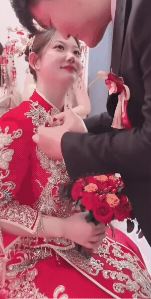 新郎给新娘正在别针，此时此刻的新娘，幸福溢满了脸庞。新娘的眼神，脉脉含情，仿佛