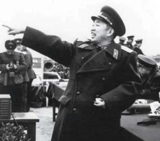 1950年夏天，刘亚楼到剧院看戏，刚坐下就有一双脚驾到自己头上，顿时火冒三丈。对