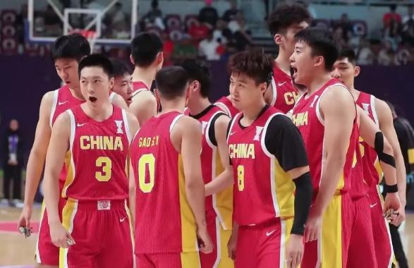 中国男篮明日直飞冲绳！生死战前春节无休苦练！北京时间2月22日，据篮球媒体人