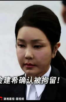 金建希这事儿也太让人唏嘘了！以前看着楚楚动人的，如今被关进去后不吃不喝，身体一天