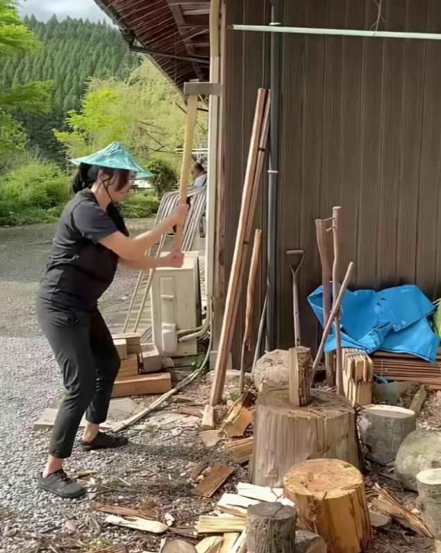 你敢信，劈柴这位是个大明星的老婆蒙嘉慧，在郑伊健位于日本农村的家里干活儿我就