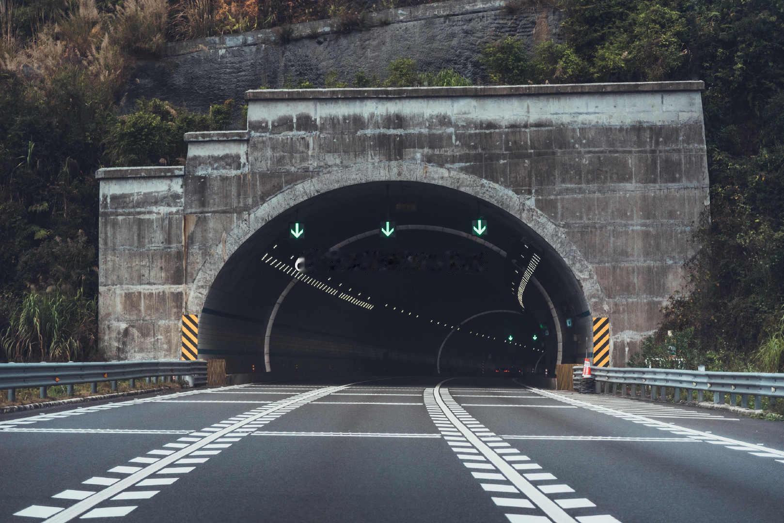 山西在建最长的高速公路隧道贯通山西在建最长高速太岳山隧道顺利贯通，施工面临