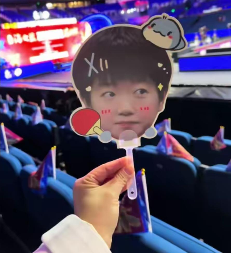 万万没想到。王楚钦去了南京还作为运动员代表宣誓。总感觉哪不对劲，怪怪的？大