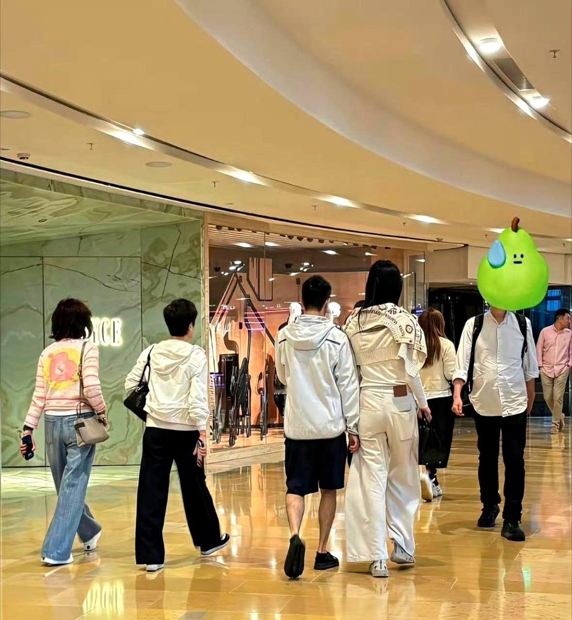 超模嫁人，奚梦瑶和何穗的路子也差太多了。奚梦瑶2019年嫁给何猷君，现在儿女