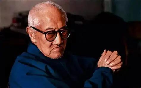 1935年，门外的丈夫听见里面的人说，产妇没了。他沉默了片刻，轻声说了一