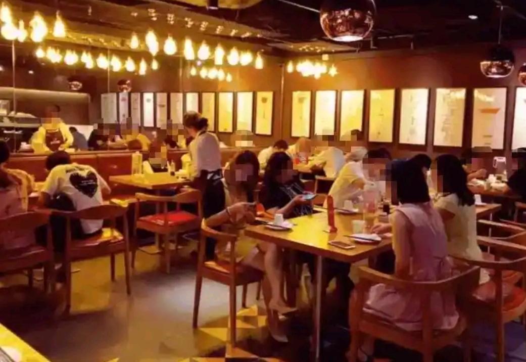 近日，宁波天一广场、南塘老街等核心商圈的餐饮商家集体退出美团、饿了么等外卖平台，