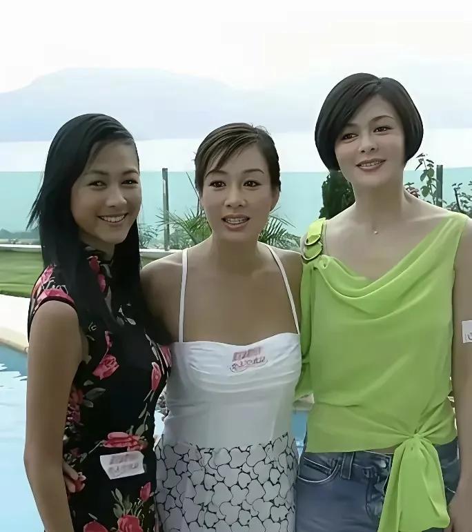 关之琳居然输给了钟丽缇，这是她们年轻时候的一张照片，三人同框，钟丽缇最漂亮，关之