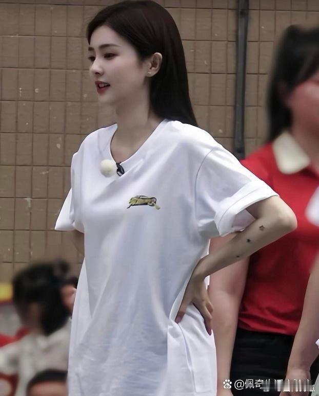 每次刷到白鹿的路透都被狠狠惊艳！皮肤白到发光，颜值状态双在线，妥妥的肤白貌美大美