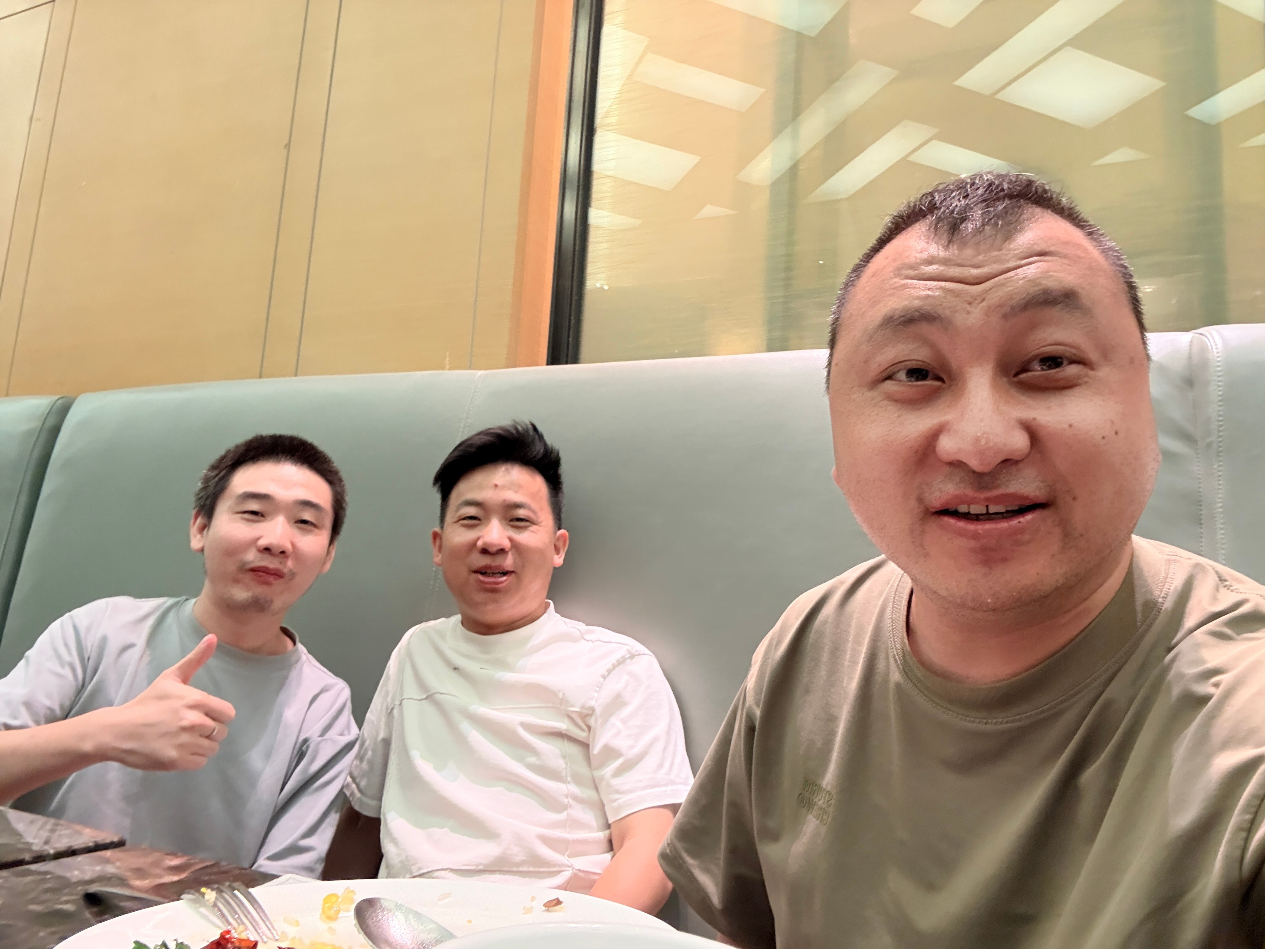 魅族魅族2014届入职毕业生，相聚问界m9发布会，拍照一定不要在镜头前