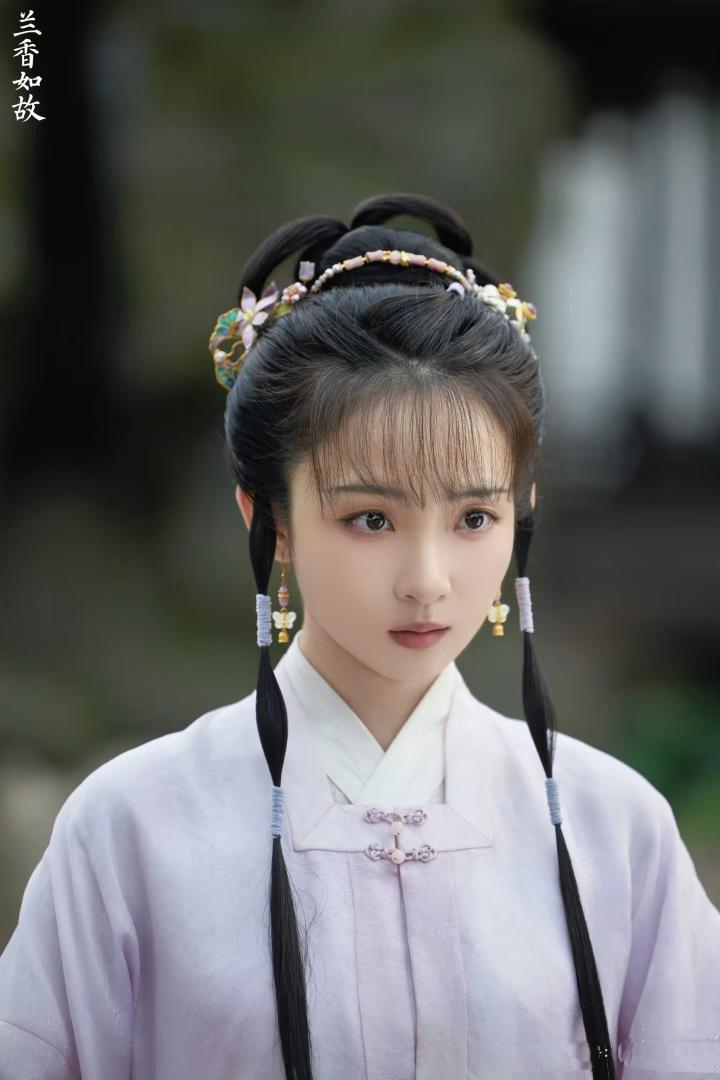 我也没近视啊，竟然都看不出来，这三个角色是一个人演的，她还是00后就剧抛脸了