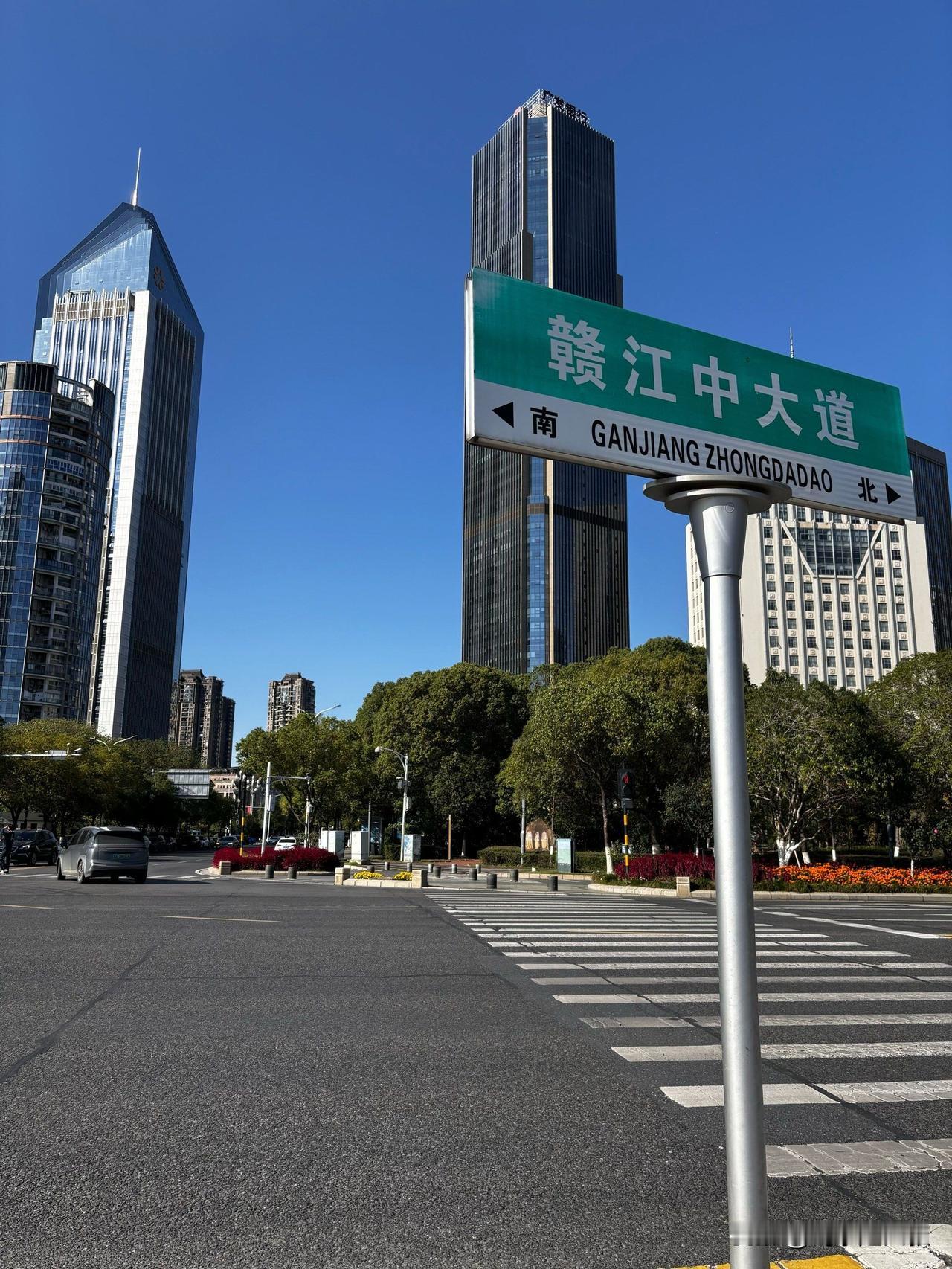 这样的道路命名，除了南昌怕是再没有别的地方了吧？明明就是一条路，搞个北大道中大