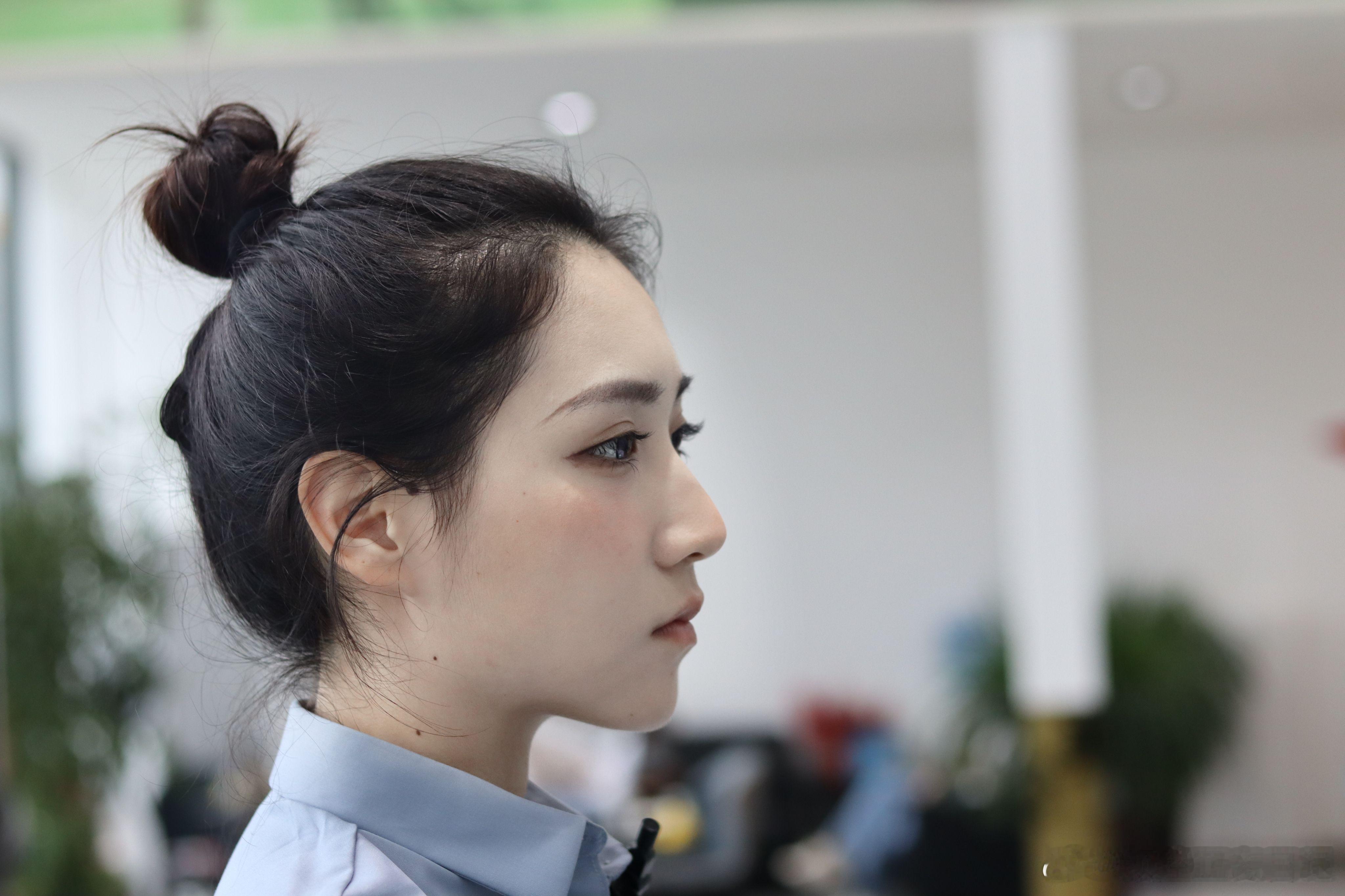 顶级街拍认真工作的销售美女绘梦长廊